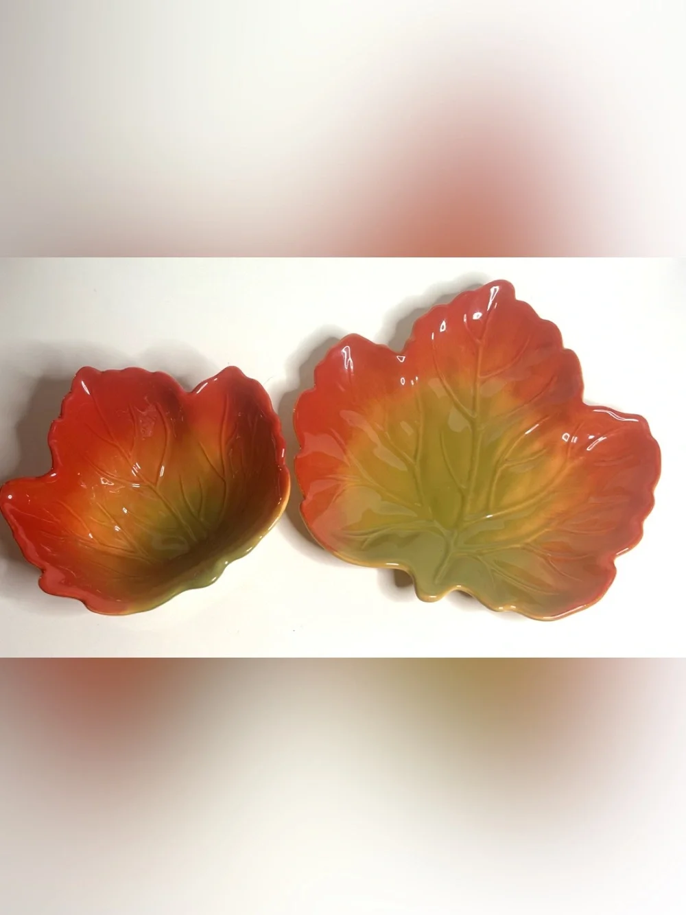 Heritage Collection Leaf-Form Ceramic Serving Set in Red and Green 2 pcs